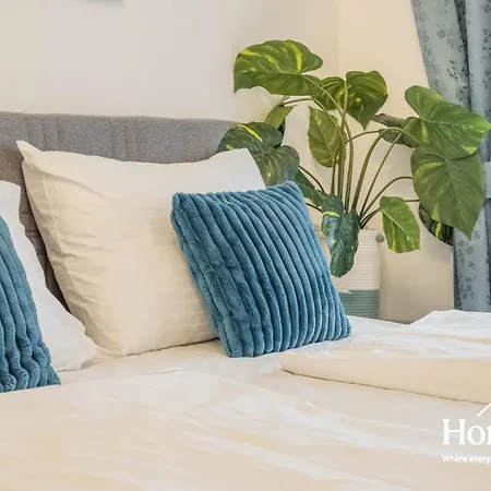 Velvet Rose-prague1-luxury-ac-quiet-netflix-washer