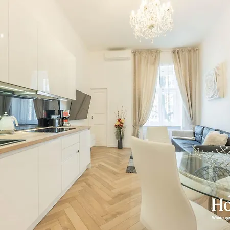 Velvet Rose-prague1-luxury-ac-quiet-netflix-washer *
