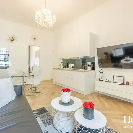 Velvet Rose-prague1-luxury-ac-quiet-netflix-washer