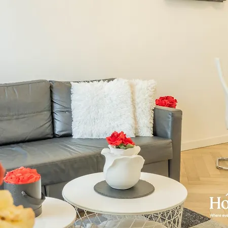 Velvet Rose-prague1-luxury-ac-quiet-netflix-washer *