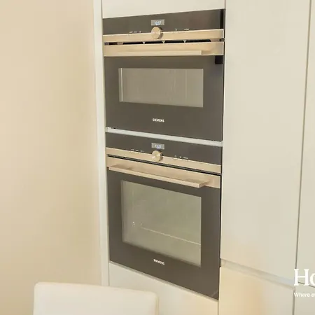 Velvet Rose-prague1-luxury-ac-quiet-netflix-washer