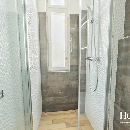 Velvet Rose-prague1-luxury-ac-quiet-netflix-washer