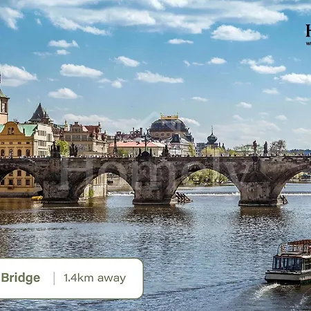 Velvet Rose-prague1-luxury-ac-quiet-netflix-washer